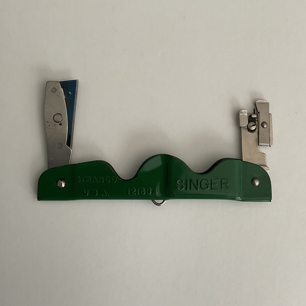 Vintage Singer simanco 121634 metal needle threader & seam ripper tool